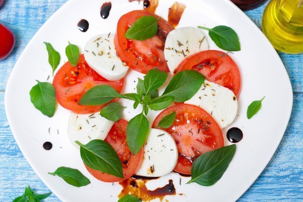 گوجه فرنگی با پنیر و گیاهان برای رژیم غذایی مدیترانه ای