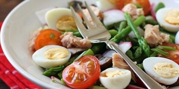سالاد سبزیجات با تخم مرغ برای کاهش وزن