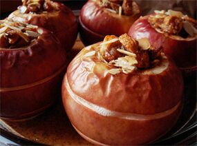 سیب های پخته شده با میوه های خشک یک دسر در منوی رژیم غذایی پس از برداشتن کیسه صفرا هستند