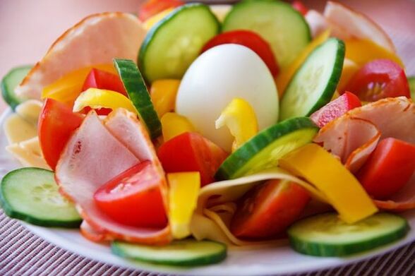سالاد سبزیجات در منوی رژیم غذایی تخم مرغ-پرتقال برای کاهش وزن