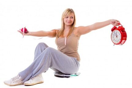 دختری که می خواهد وزن کم کند، غذای سالم و طبق یک رژیم غذایی می خورد