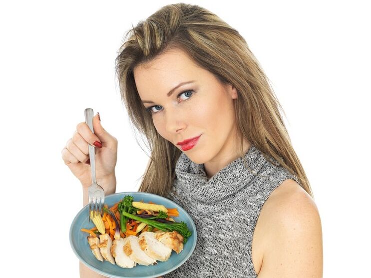 دختر برای کاهش وزن مرغ با سبزیجات می خورد