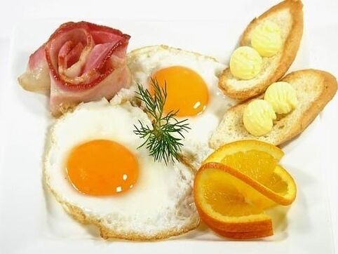 تخم مرغ سرخ شده با بیکن به عنوان یک ماده غذایی ممنوع برای ورم معده