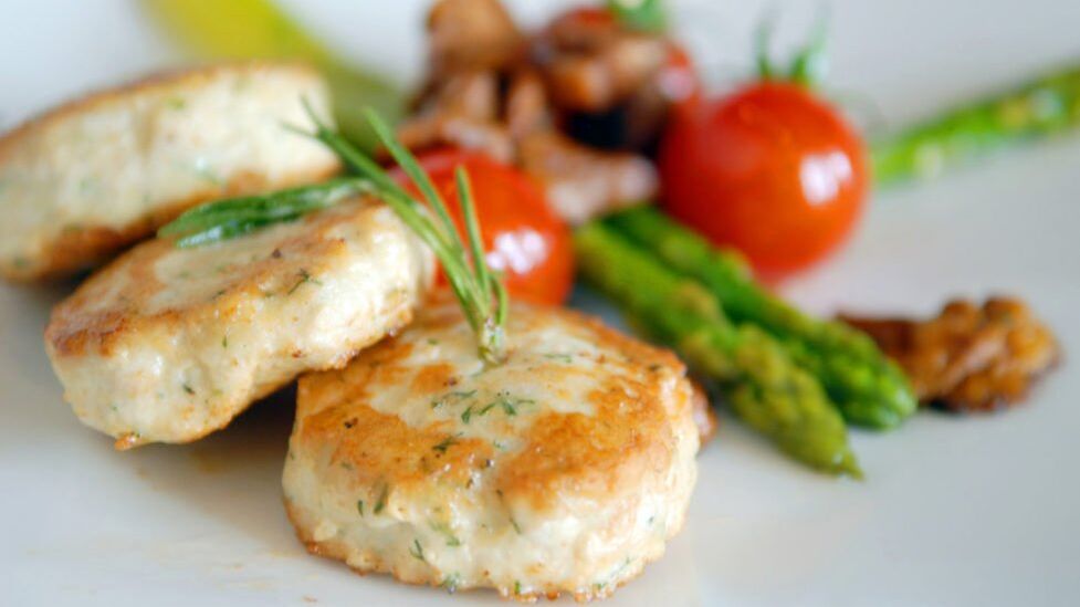 سبزیجات کبابی با کیک ماهی در فهرست رژیم غذایی